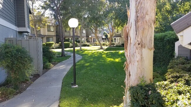Building Photo - Townhouse 2 bedrooms, 2 1/2 baths, 2 car g...