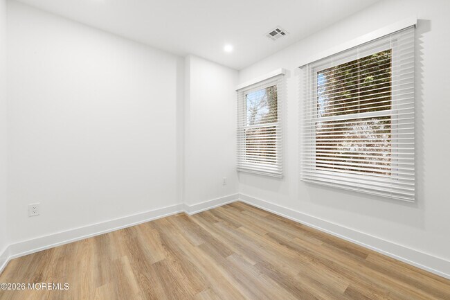 Building Photo - 427 Hoyt St