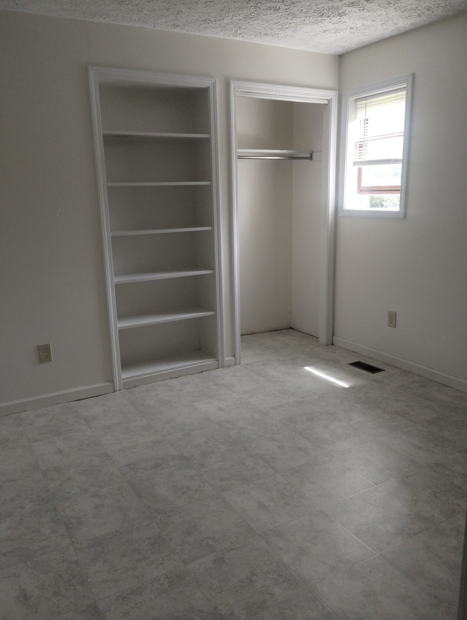 Bedroom - 5025 Clinton Street Rd