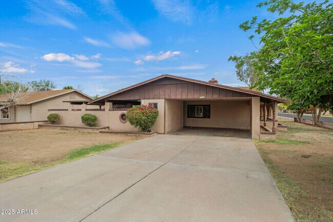 Primary Photo - 2534 E Randall Dr