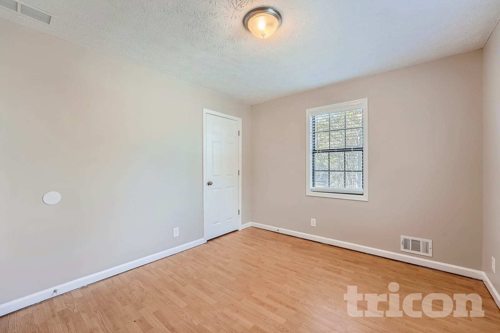 Building Photo - 438 Russell Rd