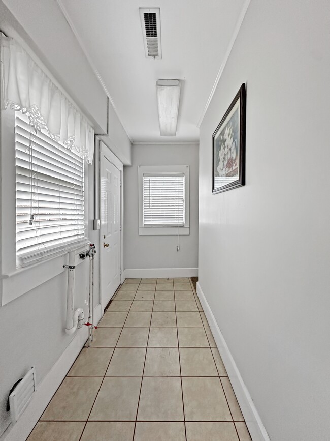 Building Photo - 600 E Tombigbee St