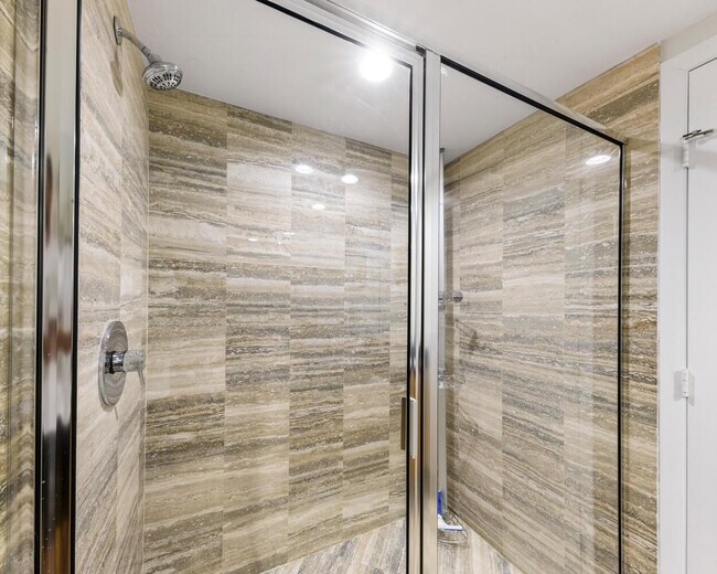 Building Photo - 101 S Fort Lauderdale Beach Blvd