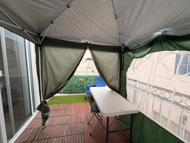 Building Photo - Modern 3 Bed, 3 Bath Home with New Appliances, A/C, 2 Car Garage, Patio, and Balcony