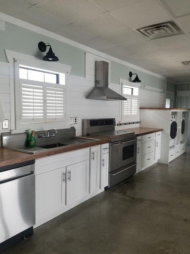 Building Photo - 6047 Wayne Memorial Dr