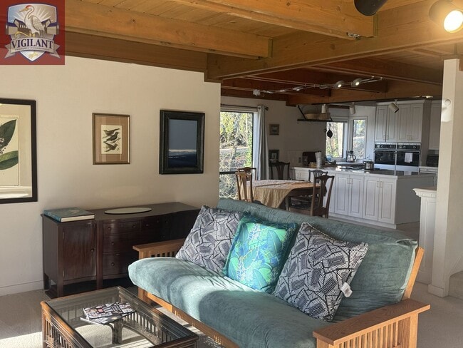 Building Photo - Amazing Furnished 4 bedroom home