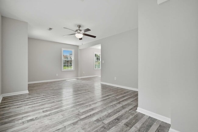 Building Photo - Pet Friendly Three Bedroom!