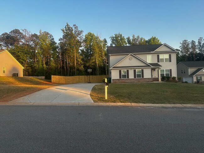 Building Photo - 4BR/2.5BA | Newly Renovated Single Family Home | Fully Fenced Backyard| In  Milledgeville!
