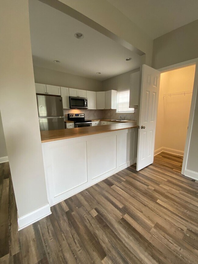 Building Photo - 162 Strickland Ave