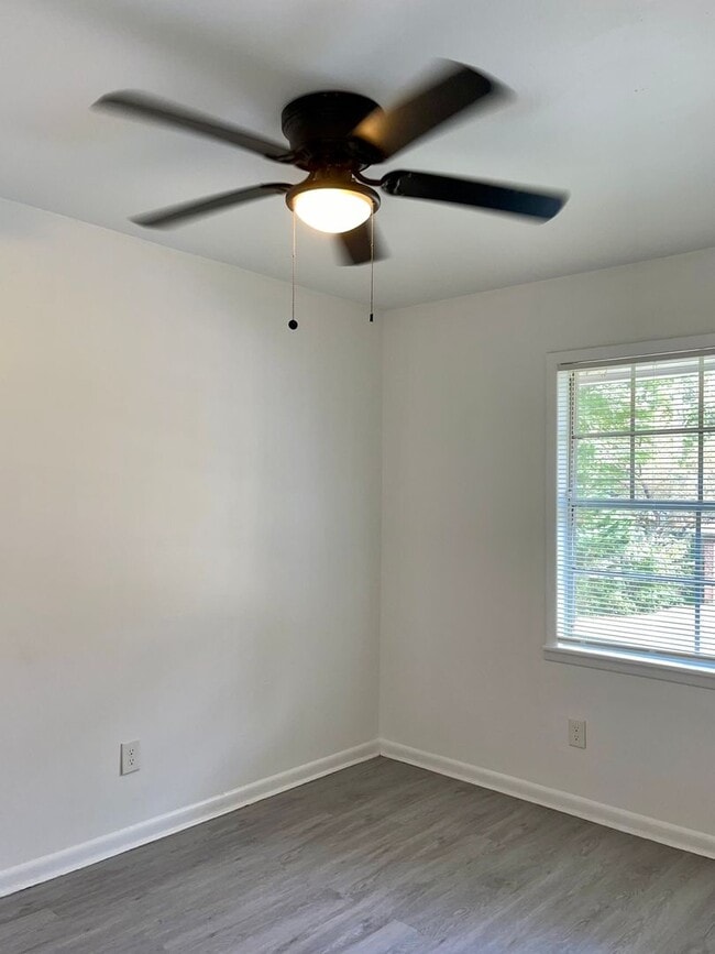 Building Photo - Spacious 3 Bedroom Ranch Under $1,400!
