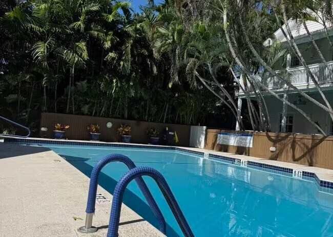 Building Photo - 918 Southard St