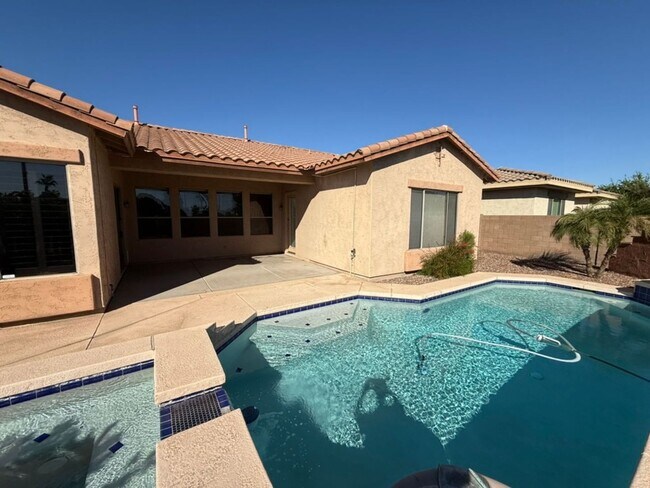 Building Photo - Beautiful 6 Bedroom - 4 Bath w/Private Poo...