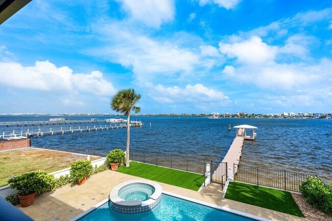 Building Photo - 1 1st Ave S