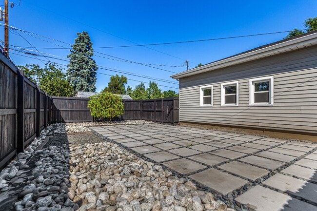 Building Photo - Lovely three bed / one bath home for rent