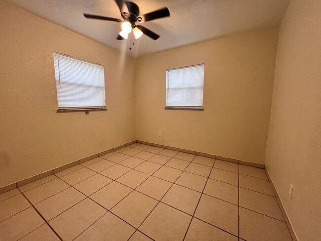 Building Photo - Charming 3 bed 1 bath Single Family Home w...