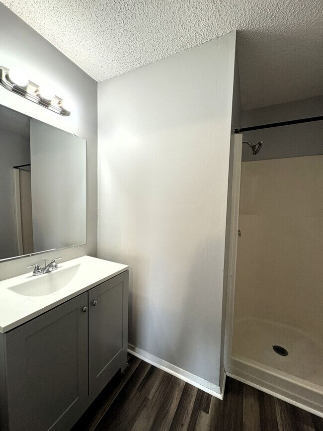 Building Photo - Move In Special: 1/2 Off 1st Month's Rent!!
