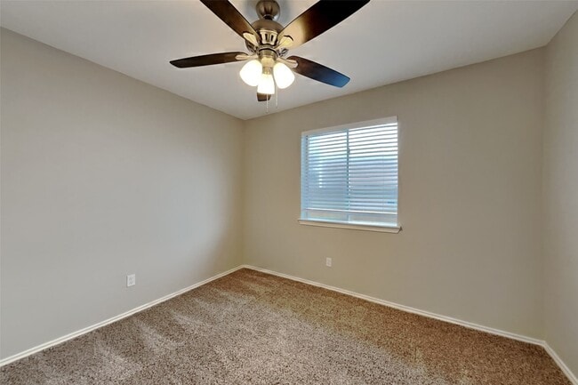 Building Photo - 2039 Greencrest Dr