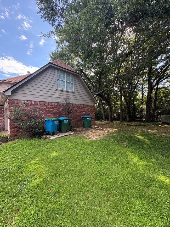 Building Photo - Spacious and well-maintained home located in the heart of Arlington!