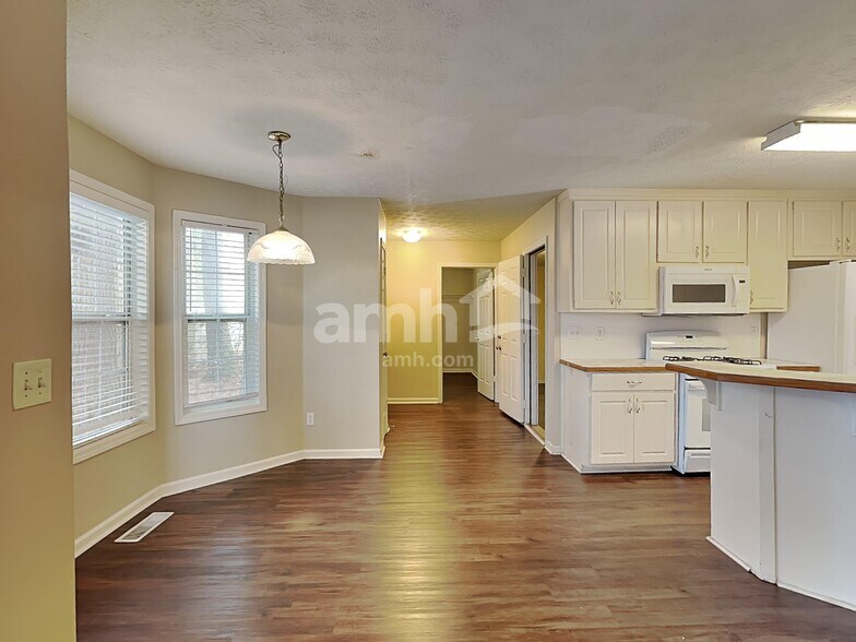 Building Photo - 682 Simon Park Cir