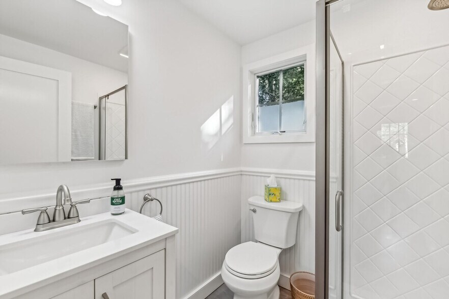 Building Photo - 605 Circle Dr