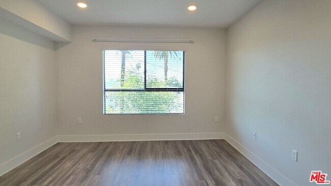 Building Photo - 5030 Rosewood Ave