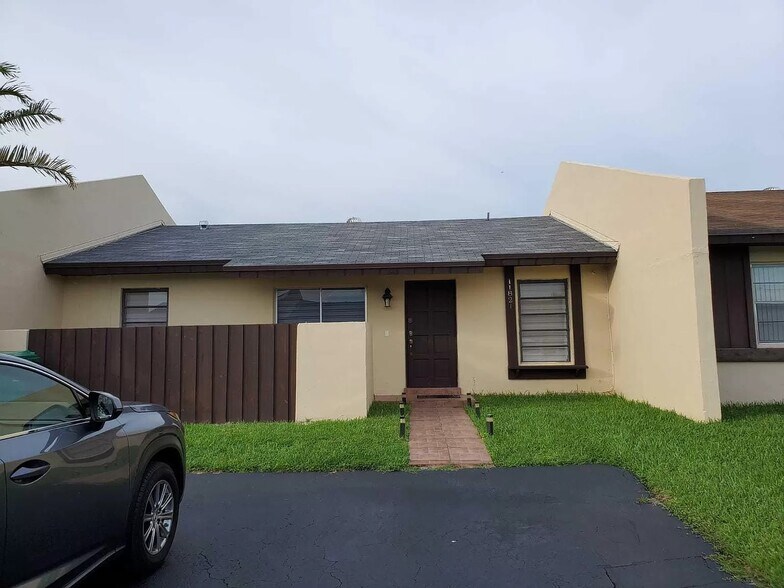 Building Photo - 11821 SW 123rd Ave