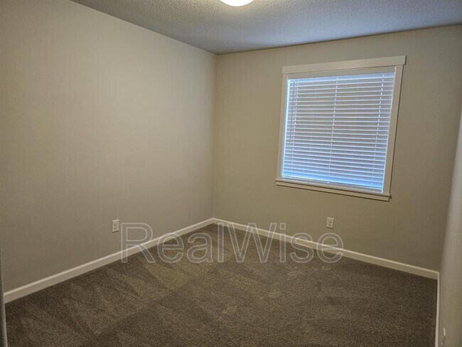 Building Photo - 5724 NE 58th Way