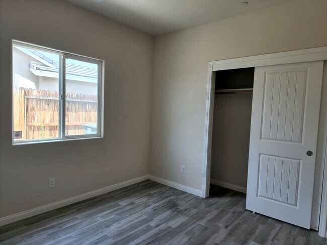 Building Photo - NE Bakersfield 4 bed 2 bath home with sola...