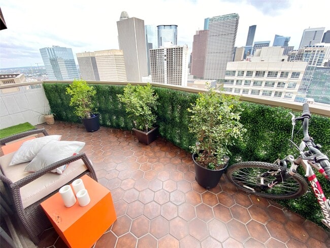 Building Photo - 2016 Main St