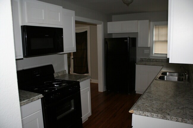 Building Photo - Beautiful North Side Craftsman!