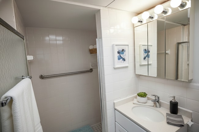Bedroom bathroom - Wynnewood House