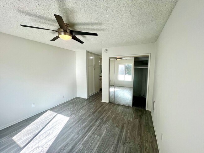 Building Photo - One Bedroom with Pool View - One Month Free!