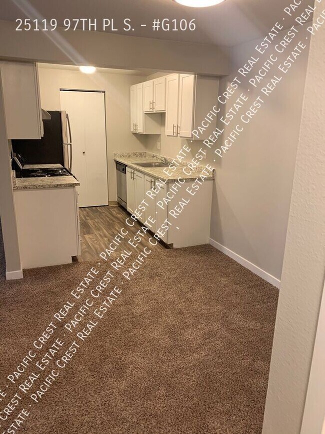Building Photo - Spacious Two Bedroom /Two Bath!