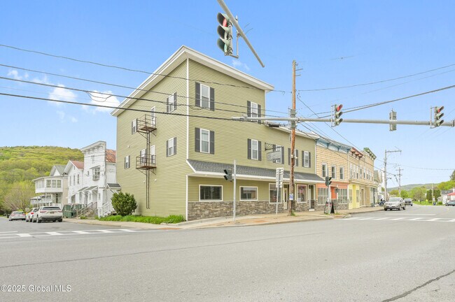 Primary Photo - 283 Main St