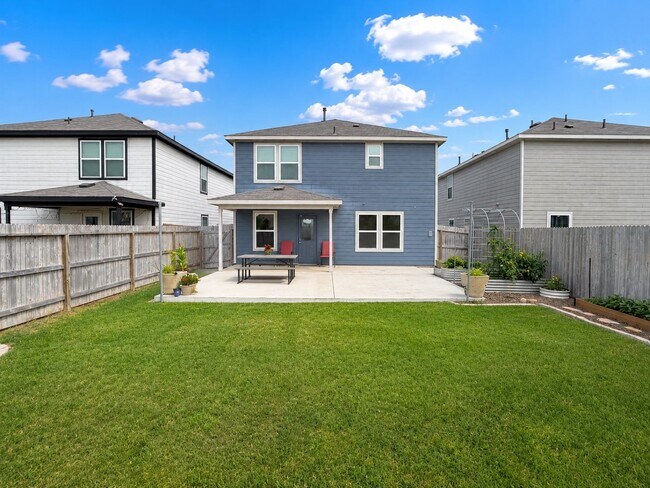 Building Photo - Beautiful 3 Bedroom Home in Winding Brook with Community Pool & Playground!  Conveniently located...
