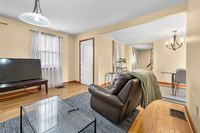 Building Photo - 50 Temple St