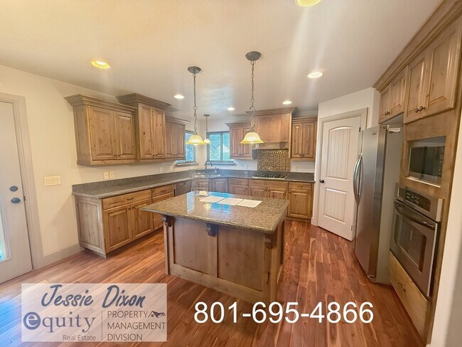 Building Photo - 5725 Brook Cir