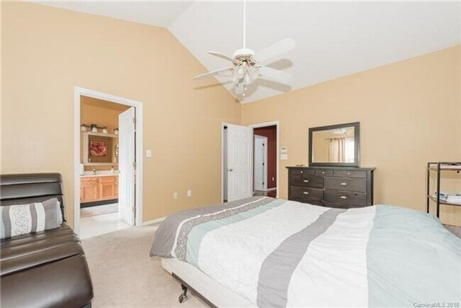 Building Photo - Spacious 4BR House in Charlotte