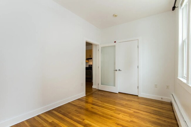 Building Photo - Excellent One Bedroom