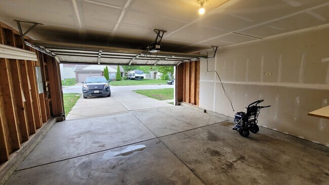 Large 2 care garage - 10367 Waverly Dr