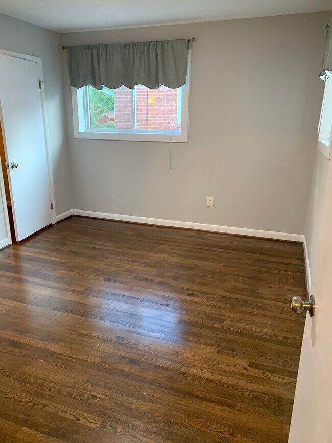 Building Photo - 10031 Renfrew Rd