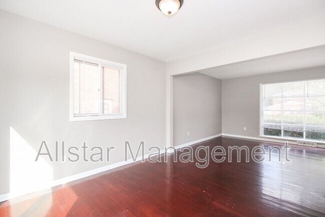 Building Photo - 404 E 215th St
