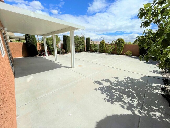 Building Photo - Two Oversized Rooms is what you looking for!
