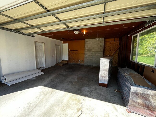Building Photo - Beautiful 6 Bedroom/4 Bathroom in Centerville