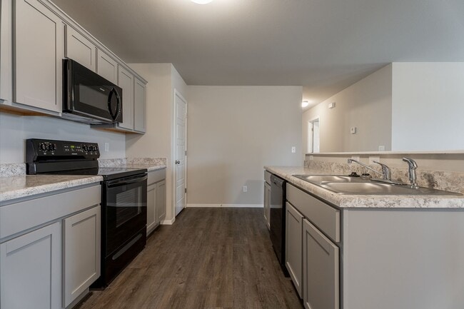 Building Photo - Like New 3-bedroom 2 bath Duplex in Lincoln!! Fenced yard!