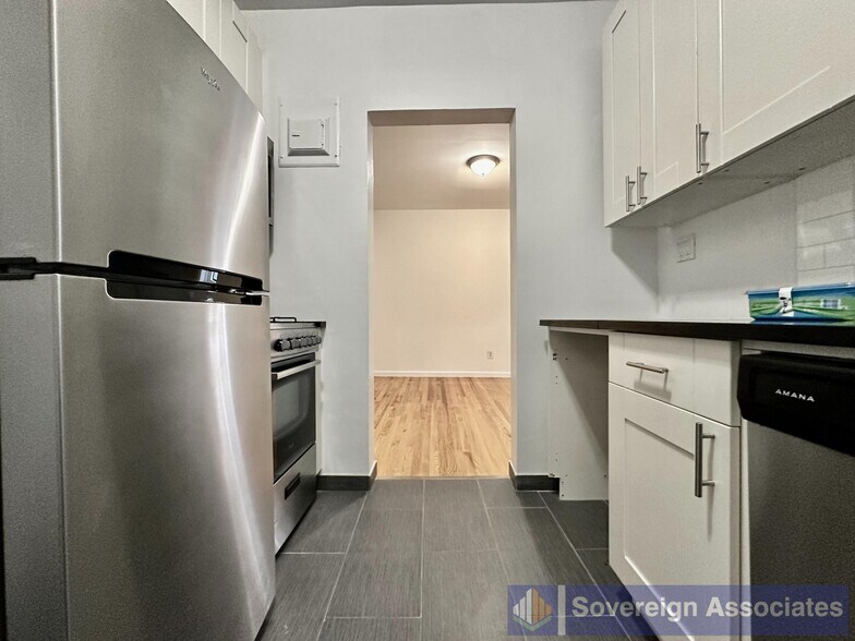 Building Photo - 401 E 68th St