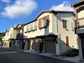 Building Photo - Beautiful townhome in Belleza at San Miguel Ranch!