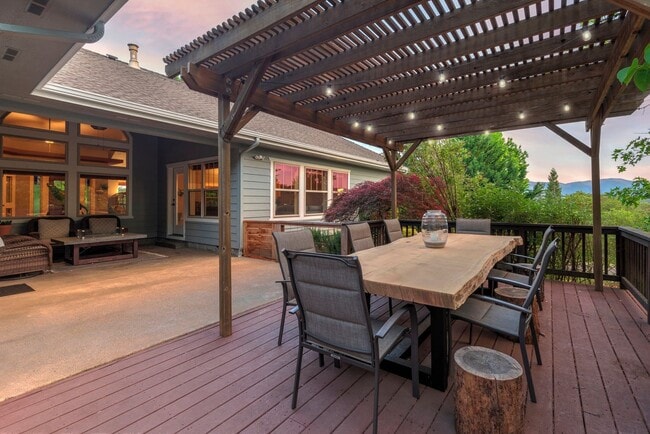 Building Photo - NW Grants Pass, Class, Style and Views!!!