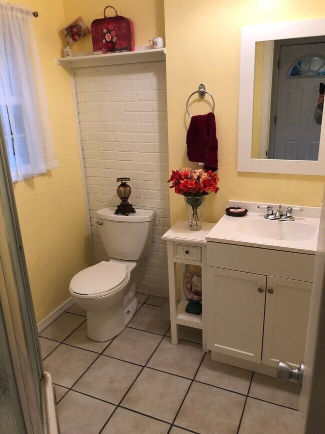 Building Photo - HALF OFF FIRST MONTH RENT!!        Vintage...