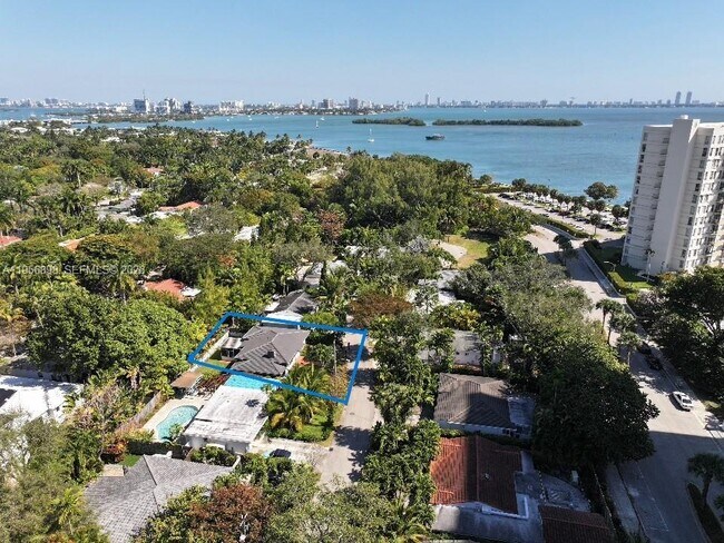 Building Photo - 811 NE 70th St